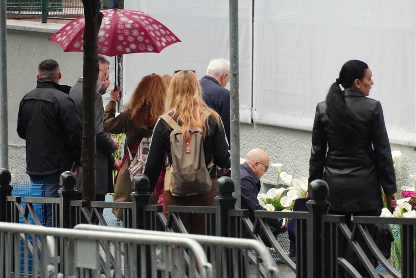 .Vučević i ministri u Vladi Srbije Slavica Đukić Dejanović, Dejan Ristić, Milica Đurđević Stamenkovski i Tomislav Momirović upisali su se u knjigu sećanja ispred škole, posle polaganja cveća.