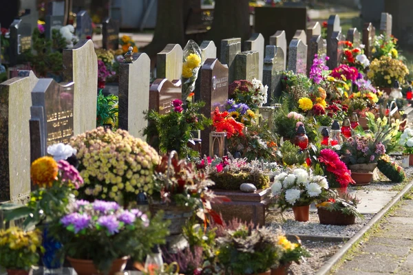 Da li na POBUSANI PONEDELJAK, USKRS ZA MRTVE, treba otići NA GROBLJE ili ne - MNOGI VERNICI OVO NE ZNAJU: Jedan običaj povezan je sa uskršnjim jajima