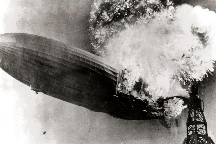 Niemiecki sterowiec Hindenburg w płomieniach.
