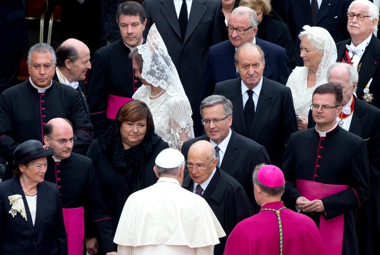 Papież wita się z prezydentem Włoch