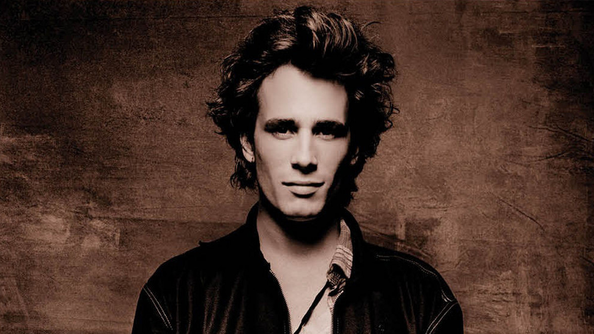 Jeff Buckley, jeden z najbardziej utalentowanych muzyków lat 90., zginął 20 lat temu. W dniu śmierci, 29 maja 1997 roku, miał tylko 30 lat. Artysta odszedł w tajemniczych i do dziś niewyjaśnionych okolicznościach. Po prześledzeniu jego życiorysu można stwierdzić, że tragizm był zawarty w jego DNA.