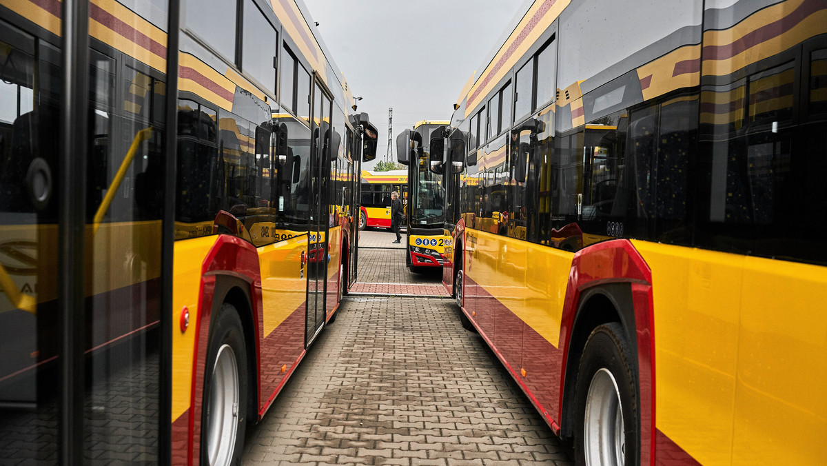 Osiem nowych połączeń autobusowych ma zostać uruchomionych w Łódzkiem od 1 stycznia 2020 r. - zapowiedział marszałek województwa łódzkiego Grzegorz Schreiber. Jest to wynik konsultacji społecznych, jakie trwają z mieszkańcami - dodał.