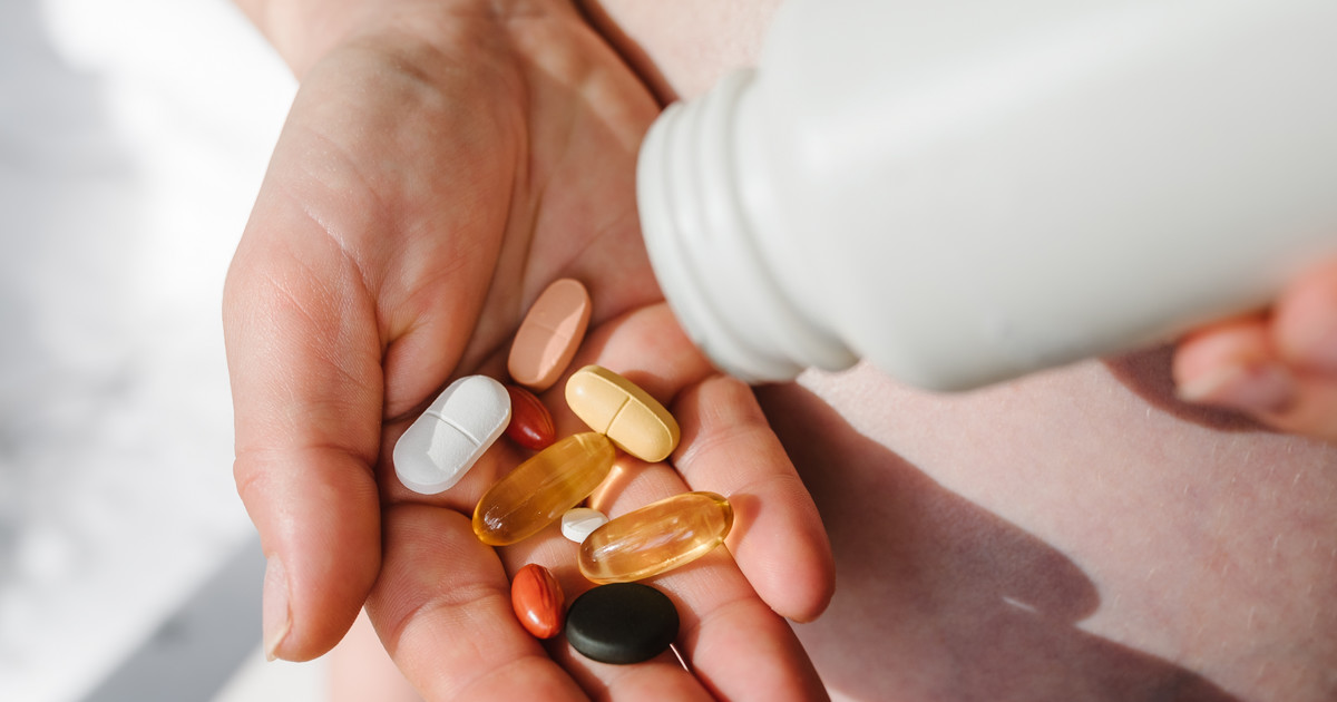Na co pomaga witamina B12? Lekarz mówi, jak rozpoznać niedobór