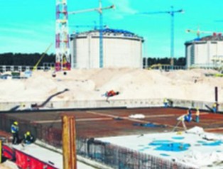 Karpiński: otwarcie gazoportu na początku 2015 roku. Inwestycja jest gotowa w 90 proc.