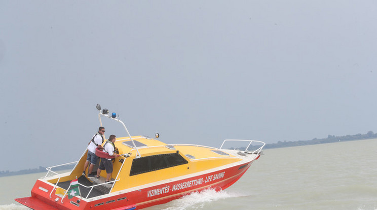 Tíz embert húztak ki csak hétfőn a Balatonból a vízirendészek /Fotó: Varga Imre