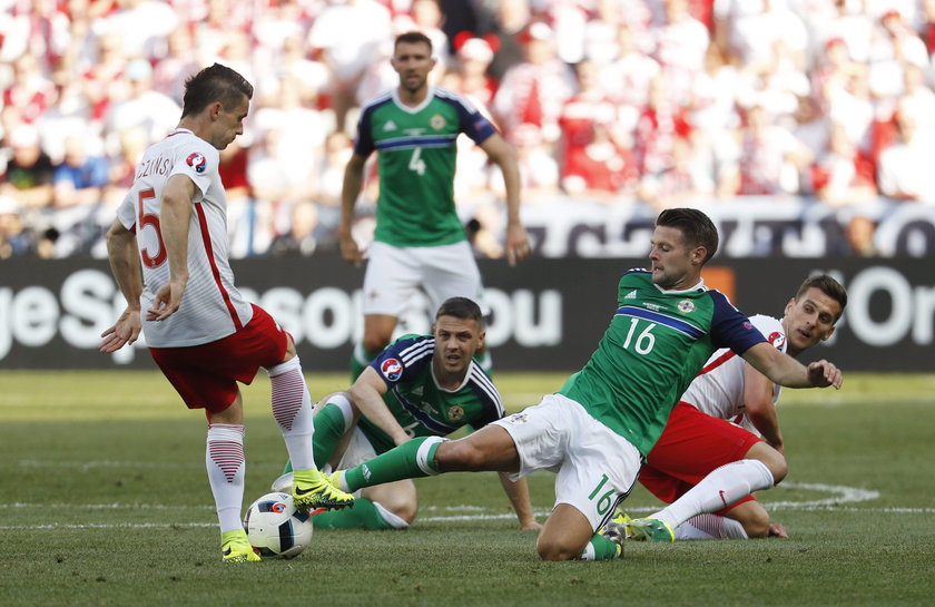 Polacy walczą z Irlandią Północną w pierwszym meczu mistrzostw Europy