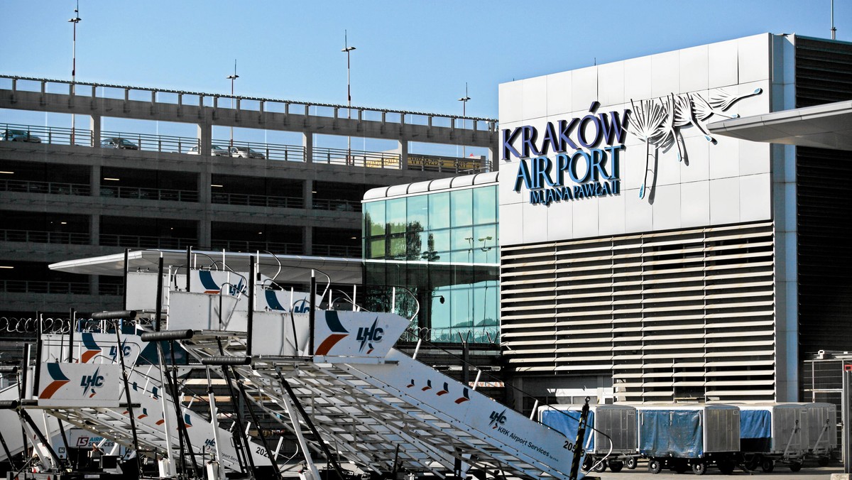 Prawie czterokrotnie większy terminal, większa płyta lotniska i nowoczesne rękawy dla samolotów. Podkrakowski port lotniczy w Balicach się rozbudowuje - podaje Radio Kraków opierając się na informacjach "Gazety Wyborczej".