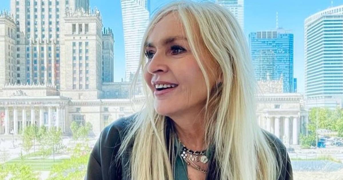 Monika Olejnik postawiła na ponadczasowy klasyk. Taka spódnica odmładza o kilka lat