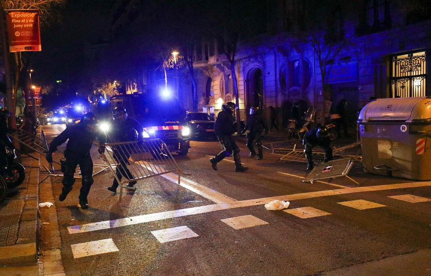 Katalończycy wyszli na ulice. Doszło do starć z policją