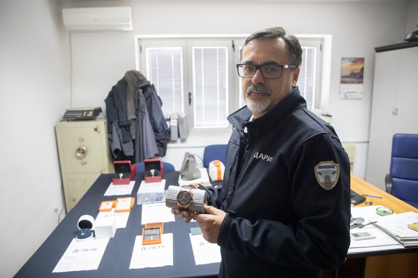 Božidar Đurić iz Carinice Beograd drži sat "Audemars Piguet" 