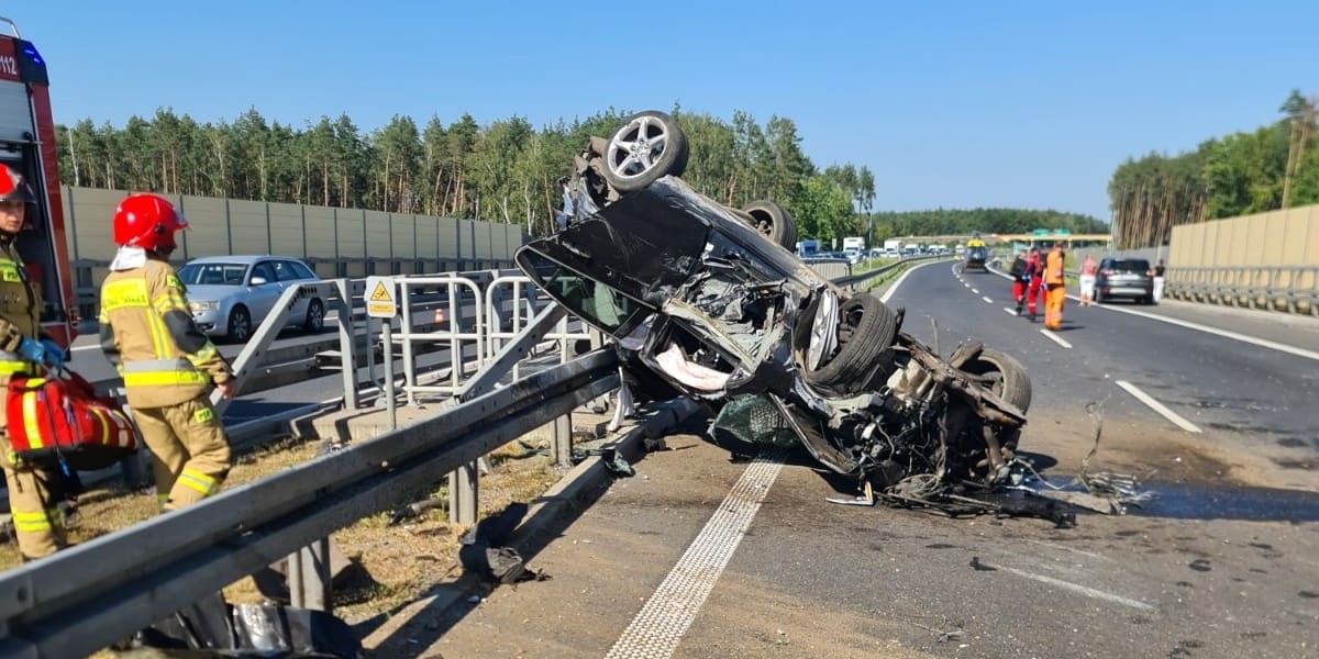 Wypadek na S3 pod Goleniowem. Dwie osoby ranne. Droga nad morze zablokowana.