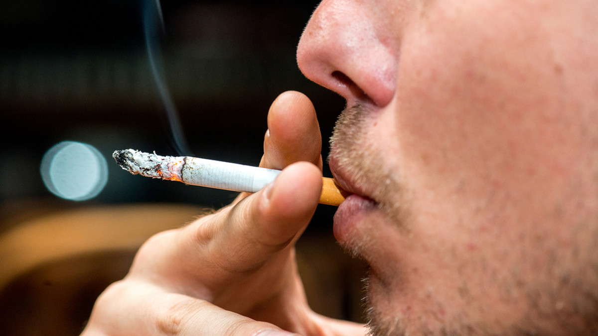 Według badania, które przeprowadził CBOS, odsetek palących papierosy jest najniższy w historii badań. "Tylko" 26 proc. dorosłych Polaków pali papierosy – z tego co piąty regularnie, a co dwudziesty okazjonalnie. Popularność palenia zależy od płci, wykształcenia, statusu zawodowego. 