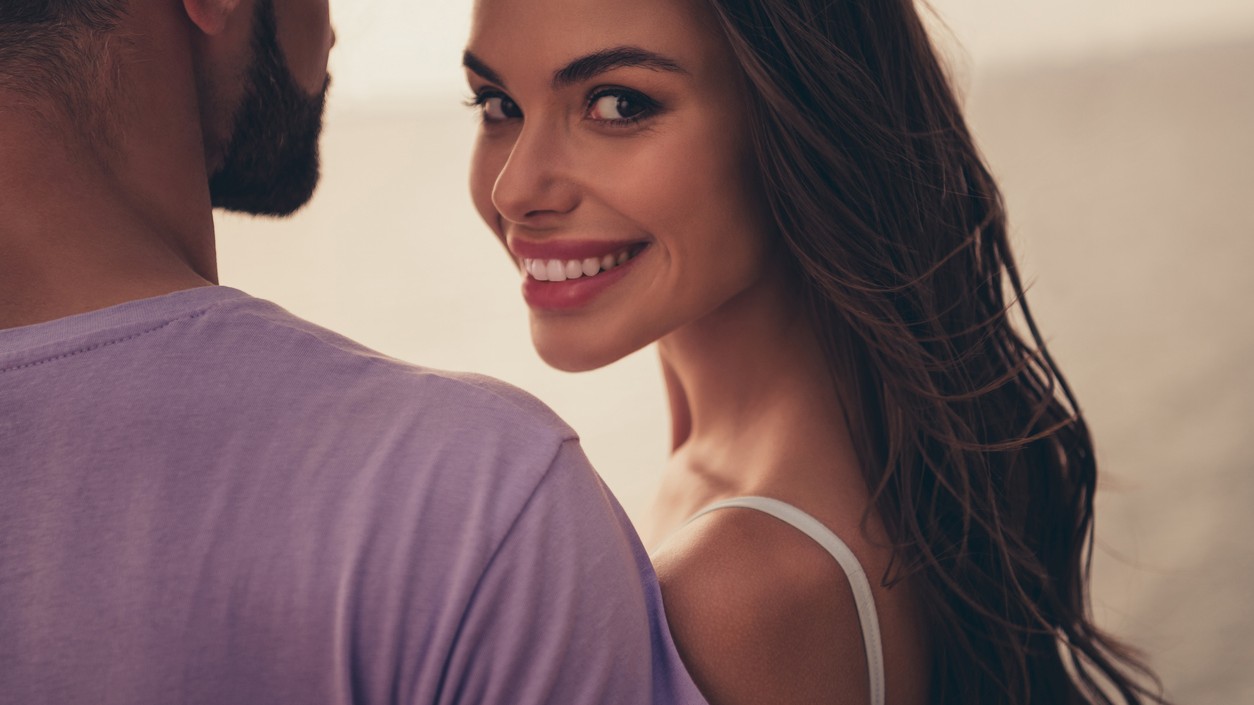 Úprimný úsmev dokáže prezradiť viac než tisíc slov – aj malé gestá vedia očariť.