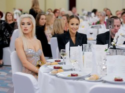 Z ziemi zamorskiej do Polski: Caroline Derpieński zaserwowała warszawskim salonom solidną dawkę nagości [FOTO]