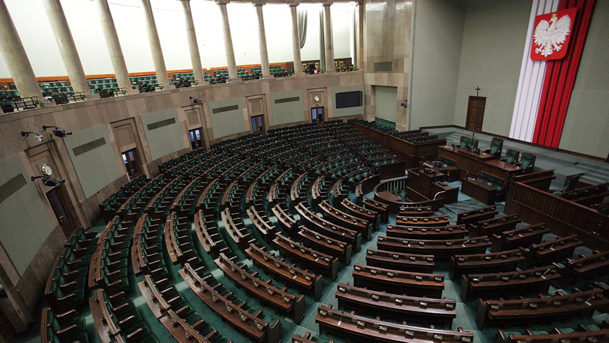 Gdyby wybory parlamentarne odbyły się w sierpniu, 25 proc. głosów zdobyłaby PO, a 24 proc. PiS - wynika z najnowszego sondażu CBOS. Do Sejmu weszłyby jeszcze: SLD z 9 proc. poparcia i PSL - 5 proc..