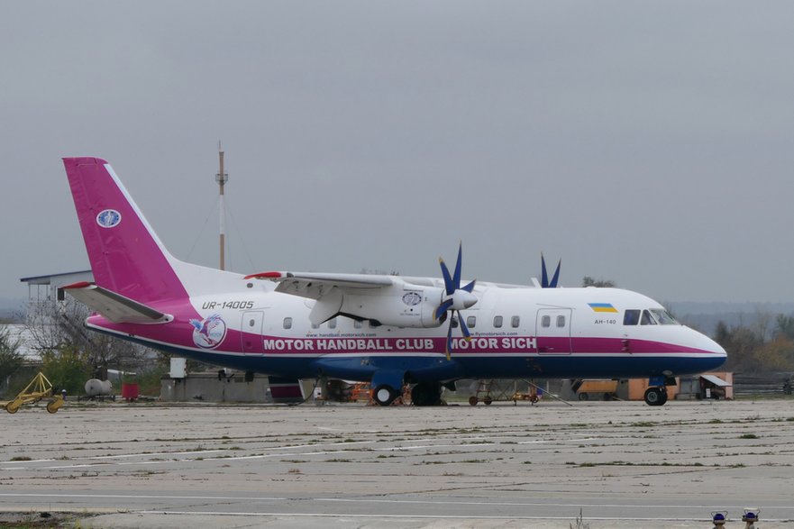 Początkowo rosyjskiemu resortowi obrony wydawało się, że znalazł odpowiadający wymaganiom  lekki samolot transportowy w postaci ukraińskiego An-140. Załamanie się dobrych relacji pomiędzy Moskwą a Kijowem doprowadziło do wstrzymania większych zakupów tych maszyn.