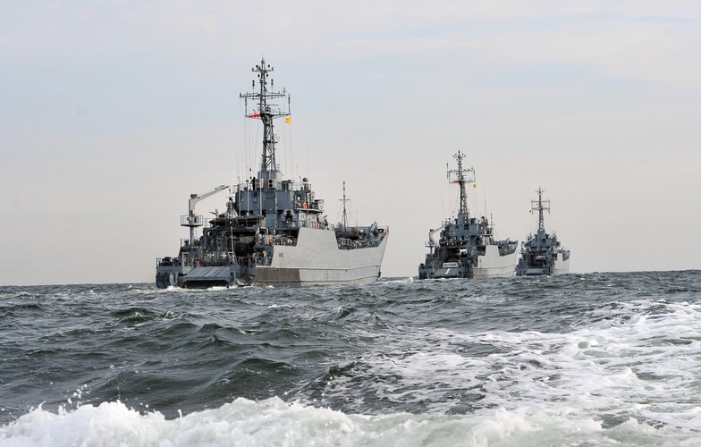Okręty 8. Flotylli Obrony Wybrzeża podczas manewrów Wargacz-15 w Świnoujściu <br><br> fot. (ukit) PAP/Marcin Bielecki