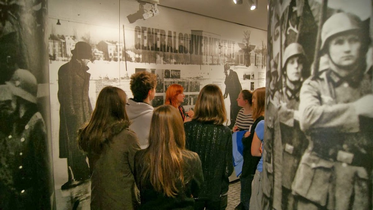 We Wrocławiu już od kilku miesięcy realizowany jest program edukacji patriotycznej. Uczniowie uczą się historii na lekcjach, ale także poza murami szkoły. W mieście dla ponad 70 szkół organizowane są wycieczki, między innymi do Auschwitz-Birkenau.