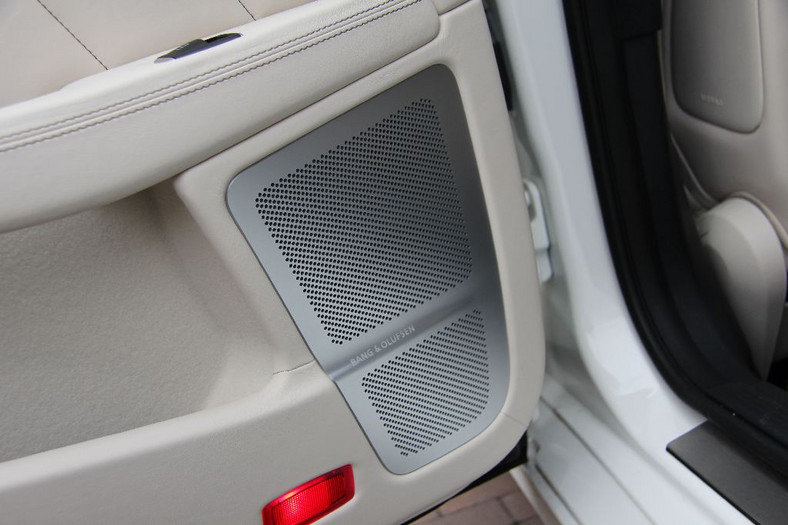 W tylnych drzwiach Mercedesa CLS zmieszczono dwudrożny zestaw Bang &amp; Olufsen.