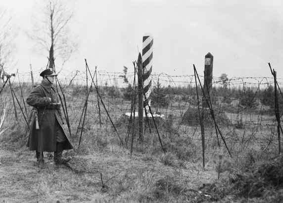 Druty kolczaste na granicy w Stołpcach (1934, CC0 1.0 Universal (CC0 1.0) Przekazanie do Domeny Publicznej).