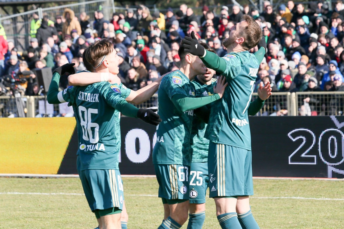 Zielona Góra, 28.02.2023. Zawodnik Legii Warszawa Tomas Pekhart (P) cieszy się z gola podczas meczu 1/4 finału piłkarskiego Pucharu Polski z Lechią Zielona Góra, 28 bm. (mk) PAP/Lech Muszyński