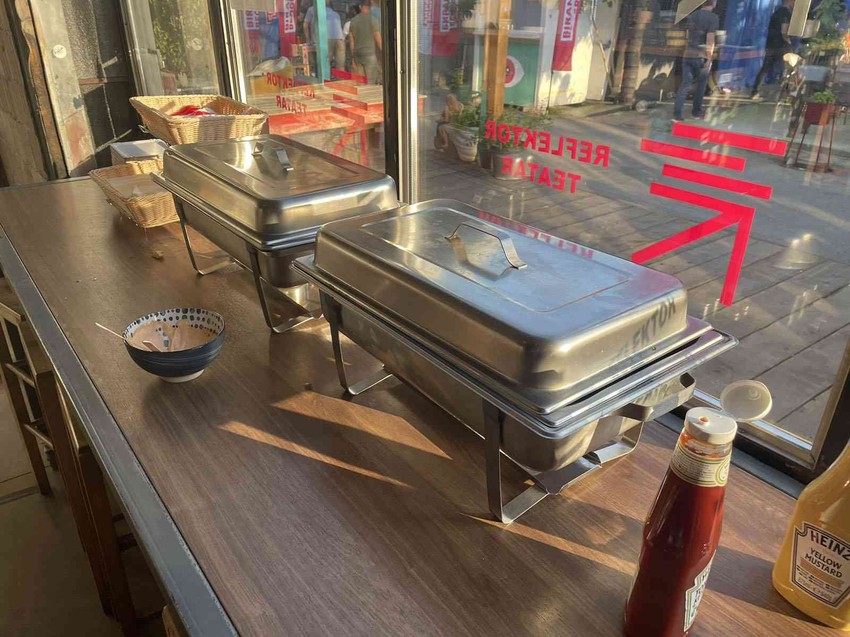 Posluženje u izbornom štabu koalicije "Biramo borbu"