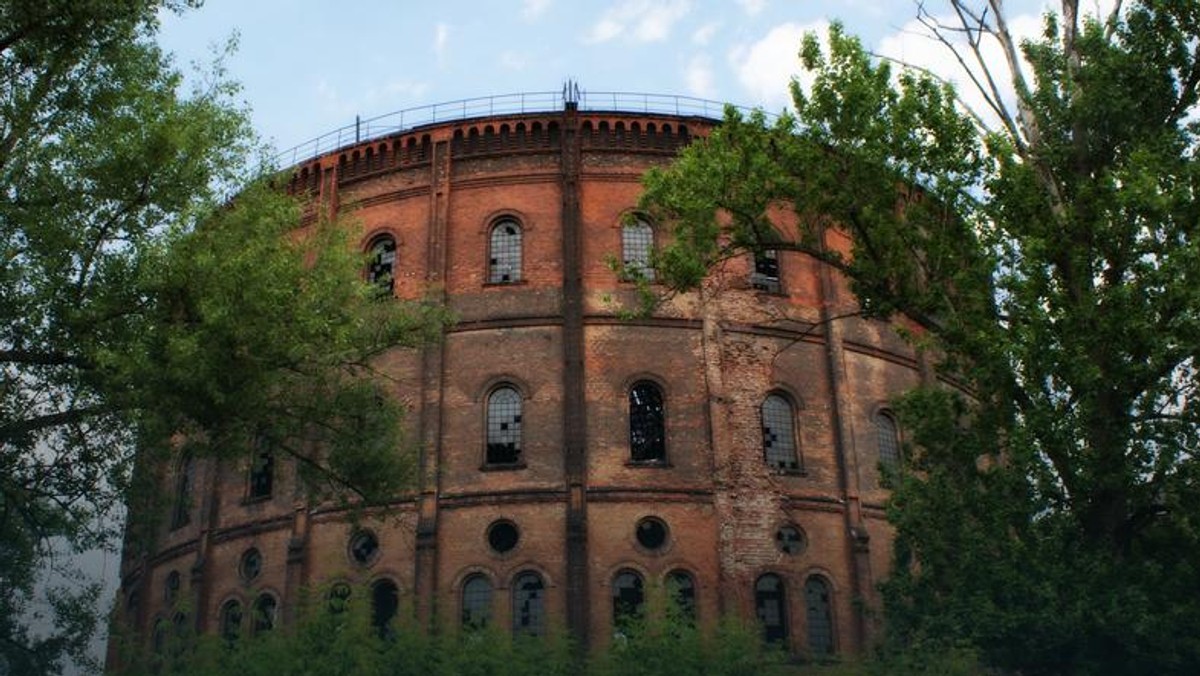 Pojawiło się przysłowiowe "światełko w tunelu" dla wolskiego Koloseum, jak określane są dwa XIX-wieczne zbiorniki gazu przy ul. Prądzyńskiego w Warszawie. Zabytek od lat popada w ruinę. Po tym, jak chcący go ratować społecznicy zorganizowali akcję mającą zwrócić uwagę na ten problem, czas na działania urzędników. Zarząd dzielnicy zdecydował właśnie o wszczęcia procedury rozwiązania umowy użytkowania wieczystego gruntu.