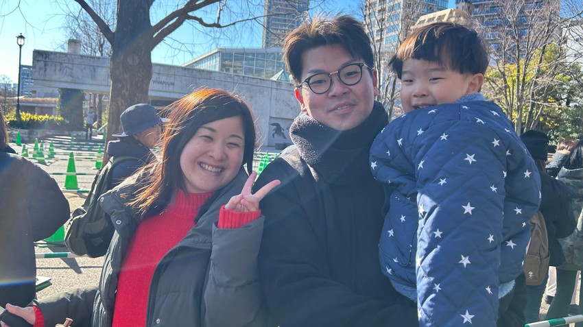 Ai Širakava (levo) kaže da sina dovodi da vidi pande još od kada se rodio. | Foto: BBC