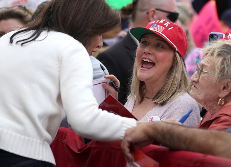 Kobiety na wiecu wyborczym Nikki Haley w Karolinie Południowej, 23 lutego 2024 r.