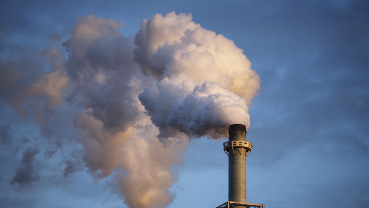 Ambasadorzy krajów UE poparli w piątek zamrożenie aukcji części pozwoleń na emisję CO2. Propozycji sprzeciwiły się tylko Polska i Cypr. Poparły ją Niemcy, które wcześniej nie krystalizowały swojego stanowiska w tej sprawie.