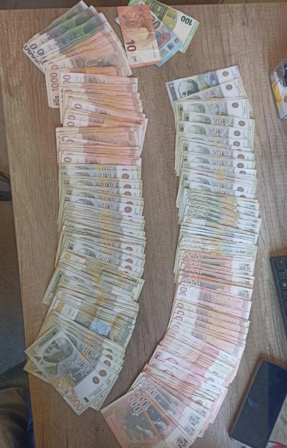 Prodavali telefone, a kupcima slali sveće i dezodoranse