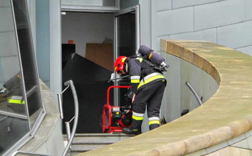 Straż pożarna przed budynkiem TVP