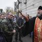 Prawosławny duchowny błogosławi mężczyzn zmobilizowanych na wojnę w Ukrainie