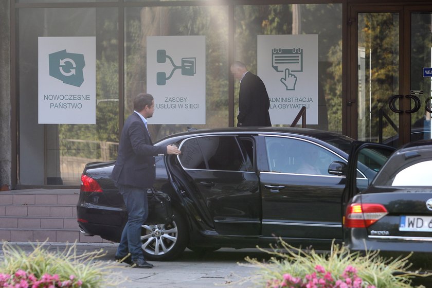 Minister Rafał Trzaskowski w służbowej limuzynie