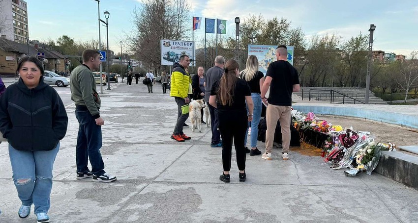 Baka i deka Danke Ilić došli na mesto gde građani odaju počast njihovoj unuci