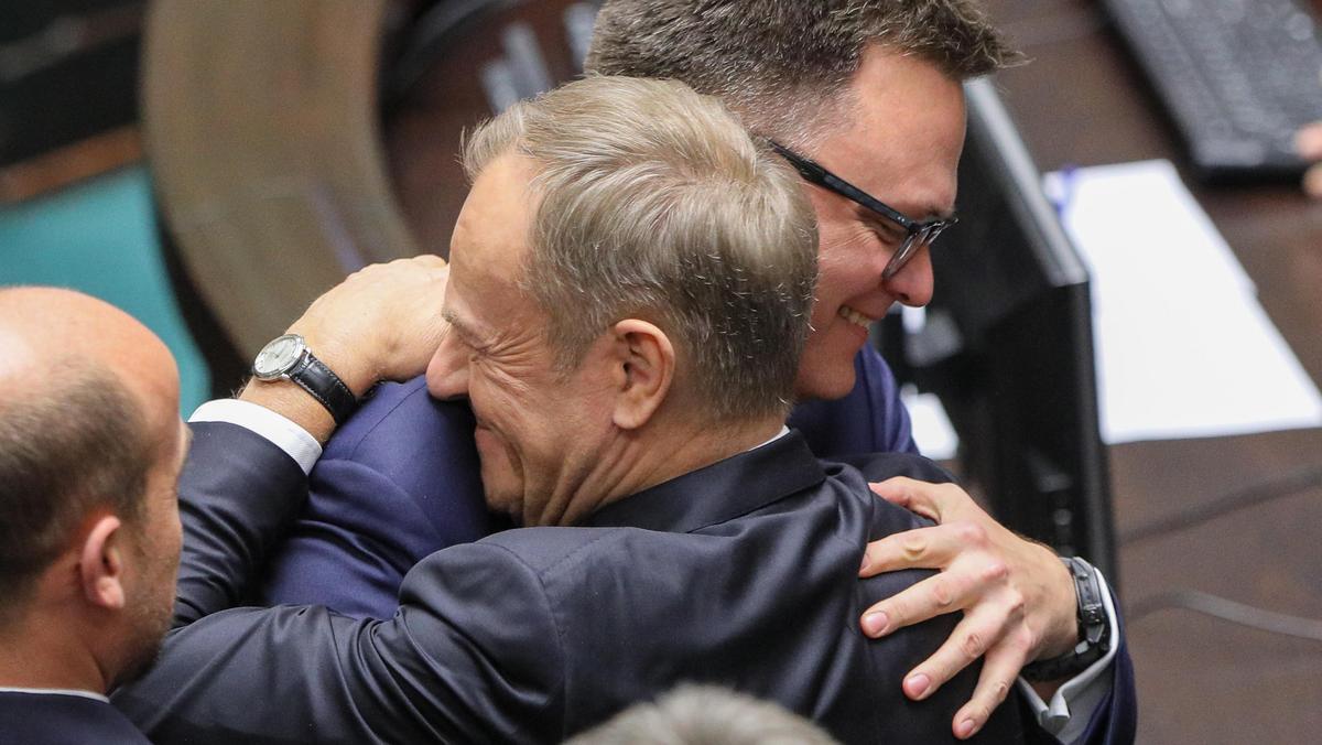 Nowo wybrany marszałek Sejmu X kadencji Szymon Hołownia i przewodniczący PO Donald Tusk