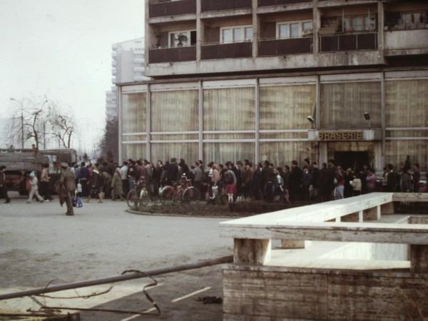 Kolejka po olej kuchenny w Bukareszcie, 1986 rok (domena publiczna).