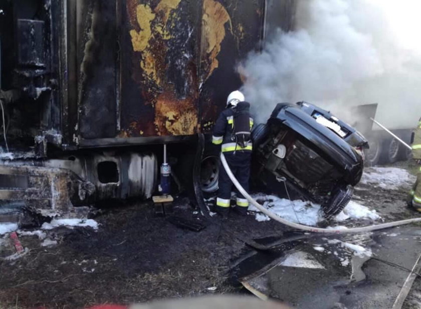 Kujawsko-Pomorskie: Auto wjechało pod tira i zaczęło płonąć. Zginął kierowca