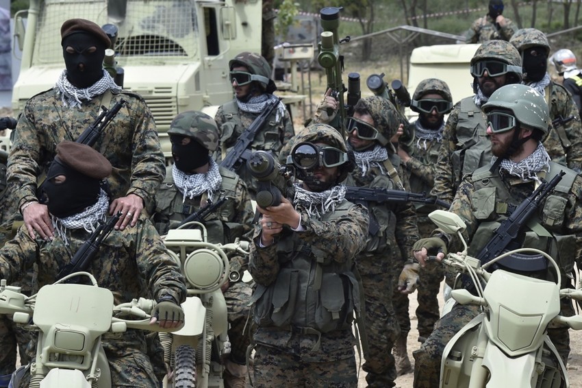 Borci Hezbolaha tokom turneje u jednom od kampova otpora u selu Aramta na jugu Libana 21. maja