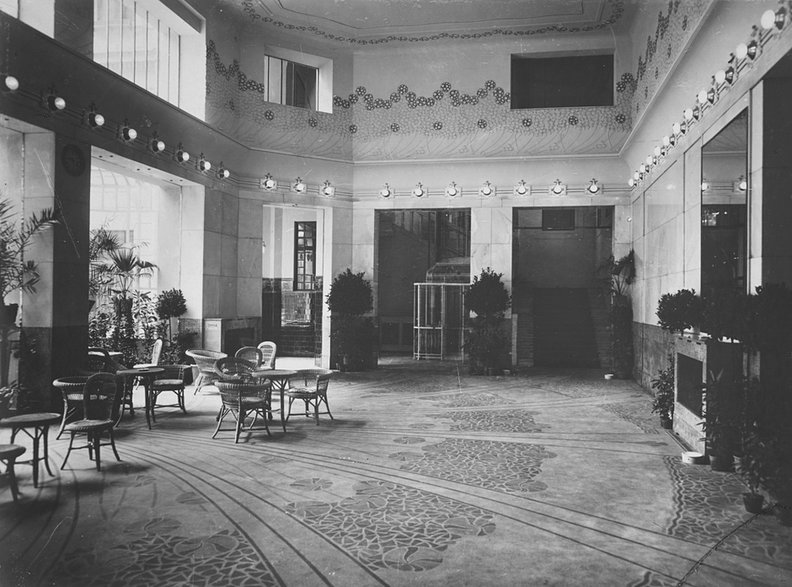 Lobby w roku 1925. Źródło: Polona