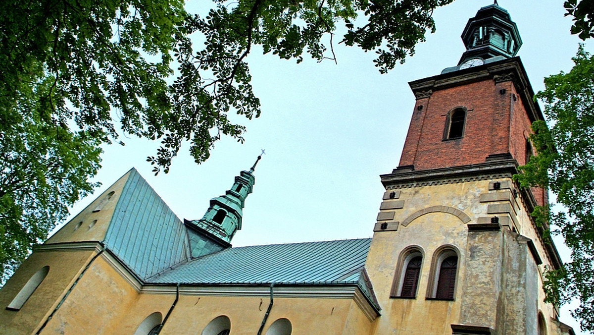 Trzy mln złotych - pochodzące z rezerwy budżetowej - zostaną przekazane na odnowę zabytkowych zabudowań klasztornych w Alwerni (Małopolskie) - poinformował w niedzielę minister kultury i dziedzictwa narodowego Bogdan Zdrojewski.