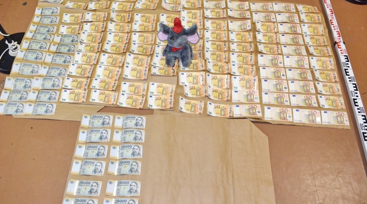 Több mint kétmillió forintnyi lopott pénz volt belevarrva a játék elefántba. / Fotó: Police.hu 