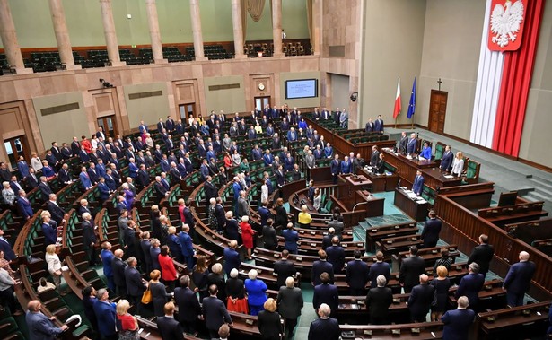 Edyta Kubik złożyła we wtorek w Sejmie ślubowanie poselskie; nowa posłanka objęła mandat po zmarłym marszałku seniorze Kornelu Morawieckim.