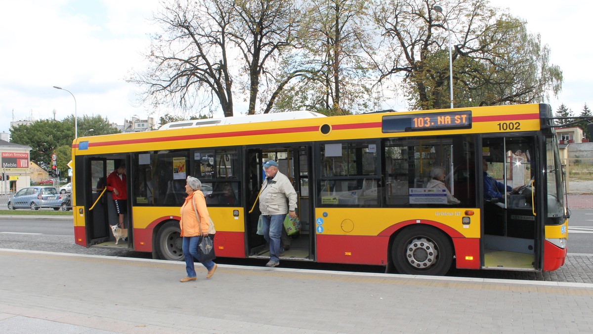 Niespełna 16 tysięcy wezwań do zapłaty wystawili w zeszłym roku kontrolerzy Zarządu Transportu Miejskiego w Kielcach. To o ponad trzy tysiące mniej niż przed rokiem. Z danych ZTM wynika jednak, że wciąż zaledwie co trzeci gapowicz decyduje się od razu zapłacić karę.