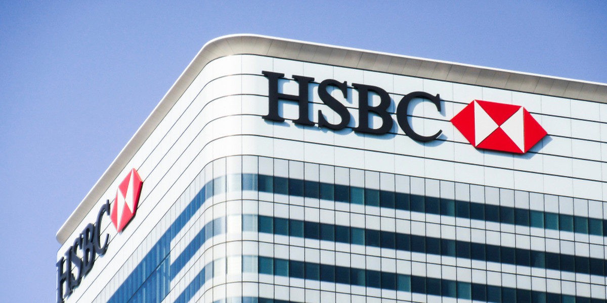 Zwolnienia w HSBC maja dotknąć 2 proc. pracowników. Jak informuje Bloomberg, pracę mają tracić także przedstawiciele kadry kierowniczej, a nie tylko szeregowi pracownicy.