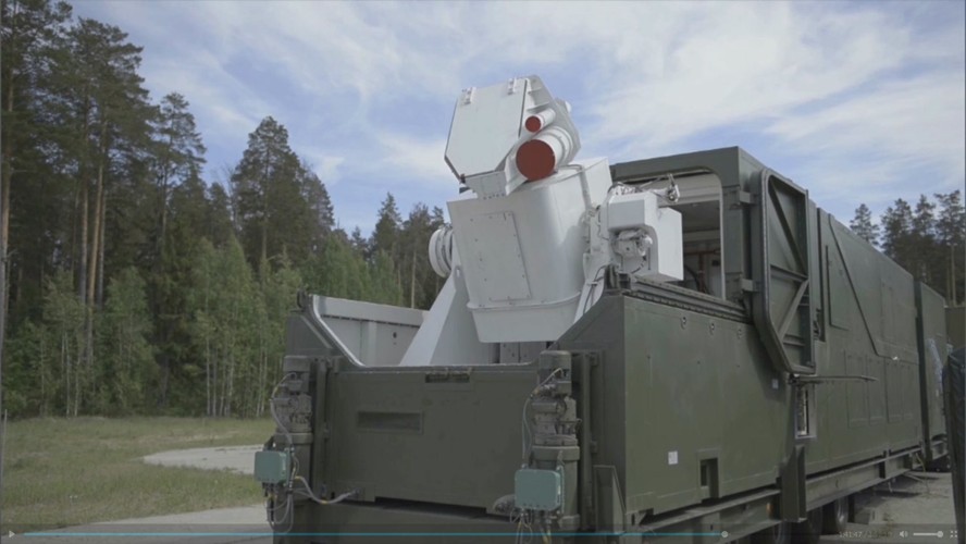 Ujęcie klatki pobrane z materiałów wideo z oficjalnej strony rosyjskiego prezydenta kremlin.ru pokazuje komputerową symulację hipersonicznych pocisków Awangard.