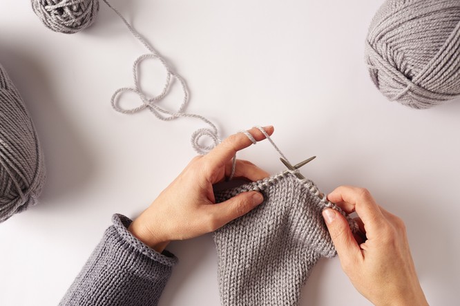 Wenn man Schritt für Schritt vorgeht und sich zu Beginn keine zu komplexen Vorlagen aussucht, gelingt das Stricken auch bei Anfängern.