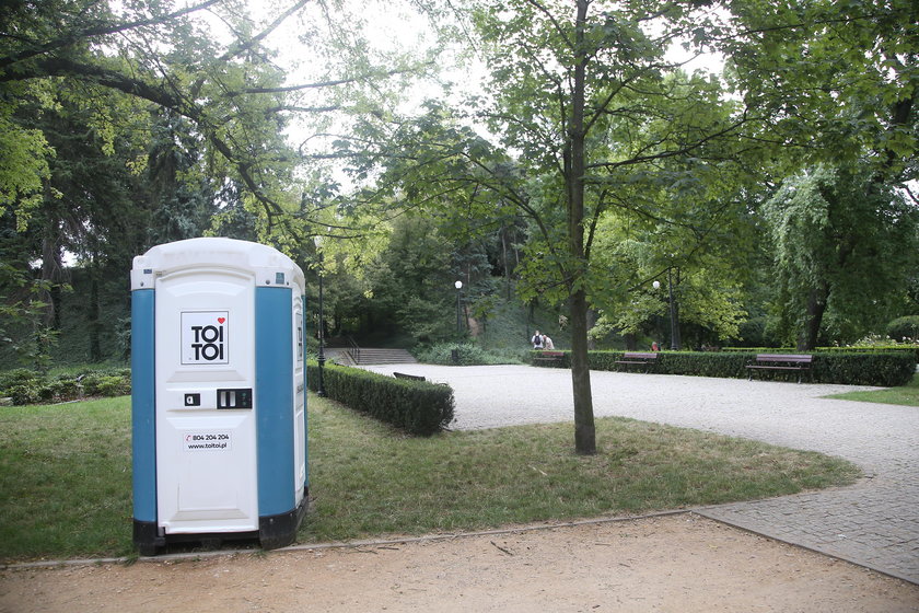 Niebieskie są zbyt krzykliwe! Radnemu nie podoba się kolor toalet