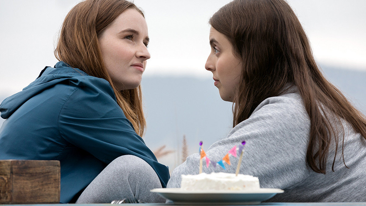 Chodzi o "Szkołę melanżu" (oryg. "Booksmart"), pełnometrażowy reżyserski debiut znanej z serialu "Dr House" Olivii Wilde, z Kaitlyn Dever i Beanie Feldstein w rolach głównych. Linie lotnicze Delta usunęły scenę z filmu, w której dwie kobiety całują się w łazience podczas imprezy.