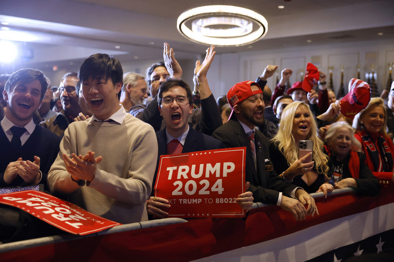 Zwolennicy republikańskiego kandydata na prezydenta i byłego prezydenta USA Donalda Trumpa wiwatują podczas jego wystąpienia w Nashua w stanie New Hampshire, USA, 23 stycznia 2024 r.